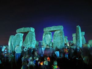 800px-Stonehenge_Summer_Solstice_eve_02