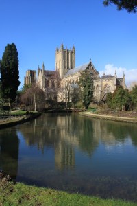 Wells_Cathedral_in_the_reflecting_pool_in_the_grounds_of_the_Bishops_Palace